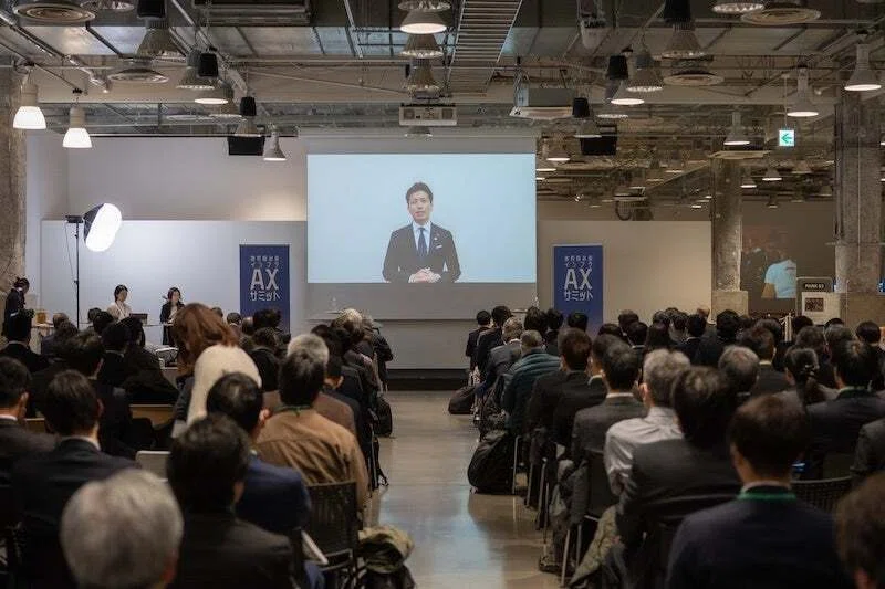 オープニングビデオレターでスクリーンに映し出された自由民主党衆議院議員・小林史明氏