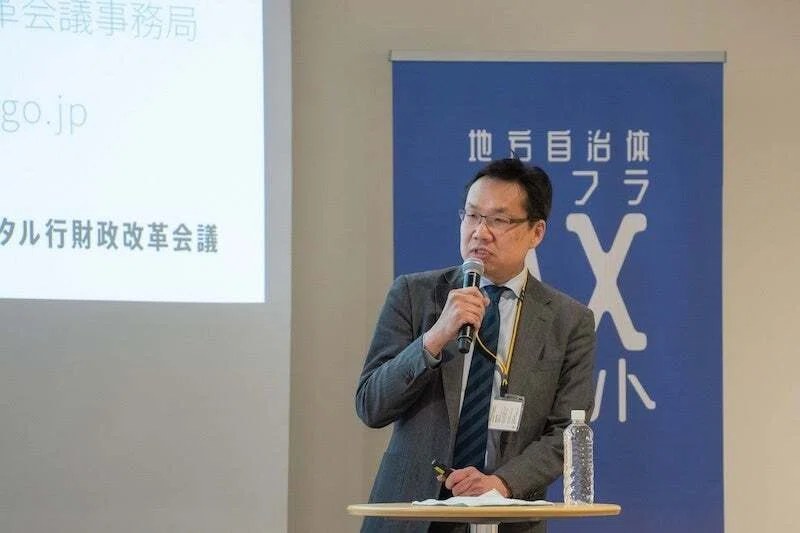基調講演1で人口減少とDXについて語る内閣官房デジタル行財政改革会議事務局次長・吉田宏平氏